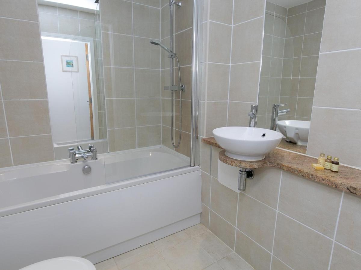 Pass The Keys 2 Bed Sea View Apartment With Balcony Parking Benllech Dış mekan fotoğraf
