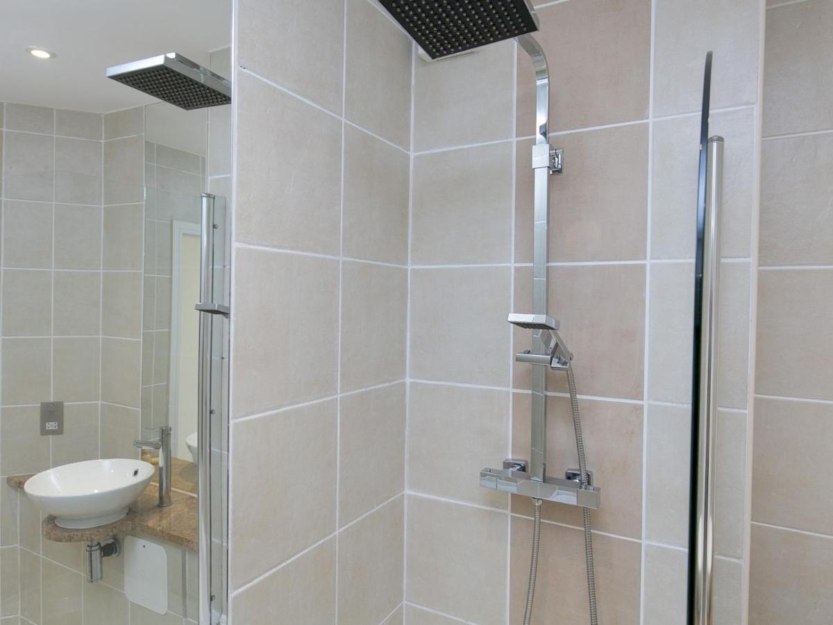 Pass The Keys 2 Bed Sea View Apartment With Balcony Parking Benllech Dış mekan fotoğraf